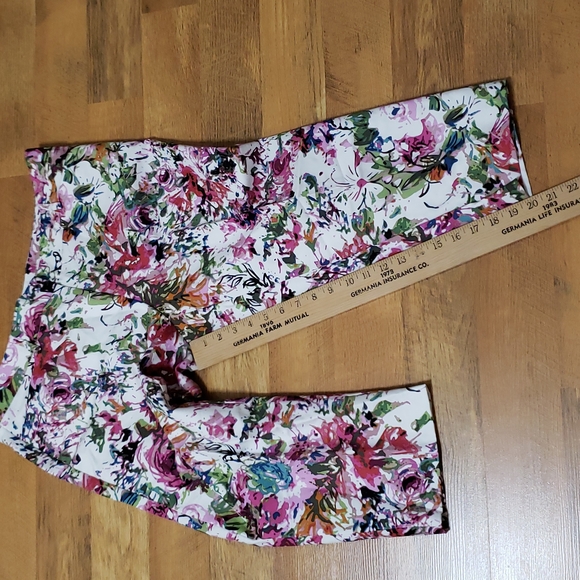 Liz Claiborne - Floral Capri Pants - Ladies 14 - Picture 3 of 12